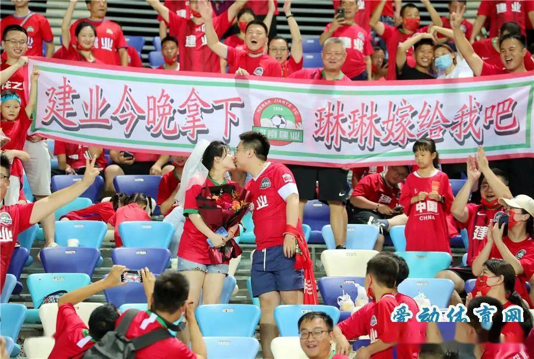 某中超球员求婚成功，球场浪漫一幕的简单介绍