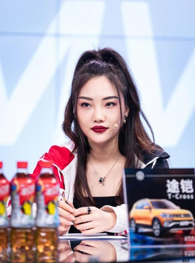 关于电竞女选手打破性别偏见，率队杀入世界赛八强的信息