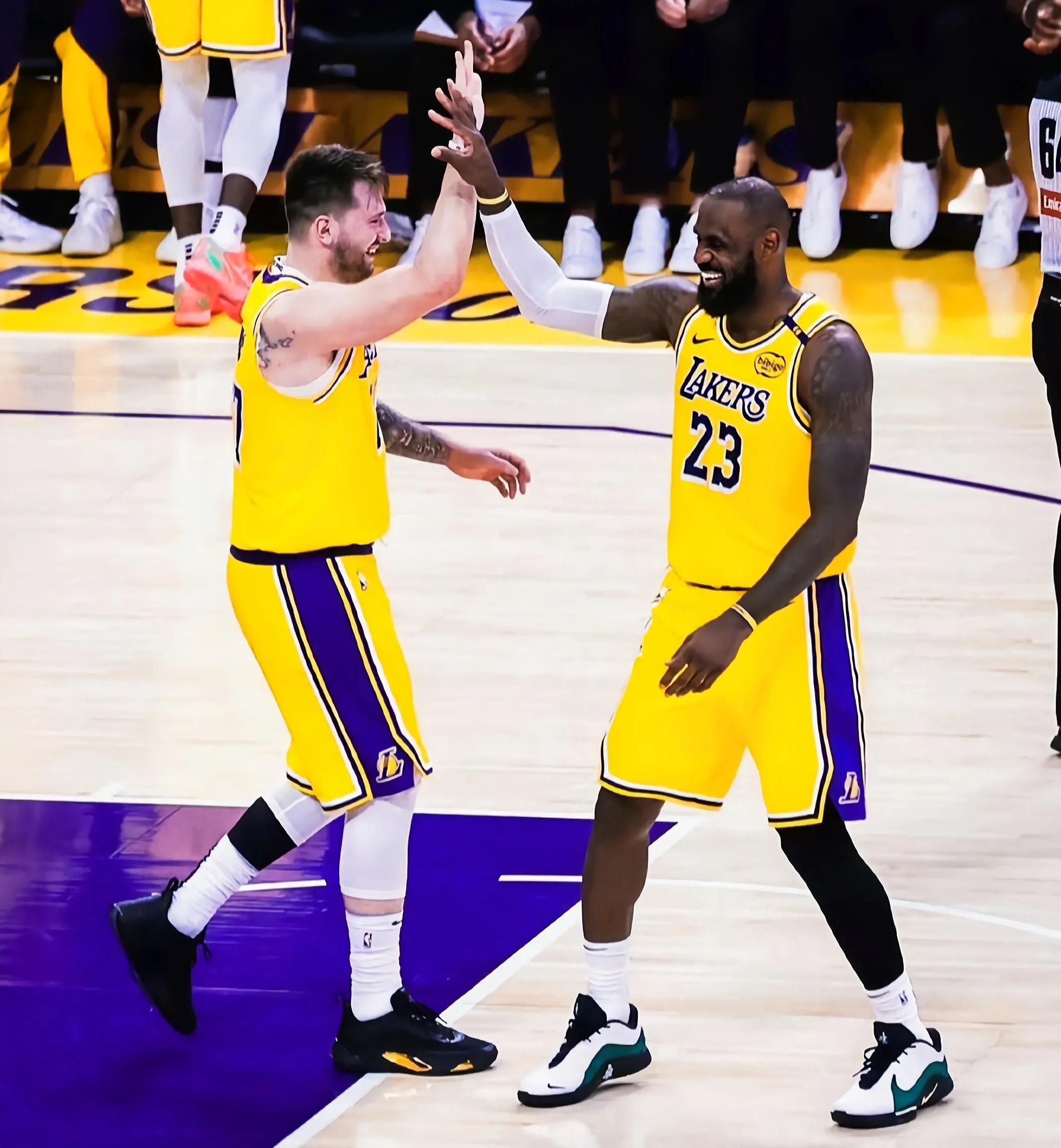 关于NBA最新战报：湖人险胜勇士的信息