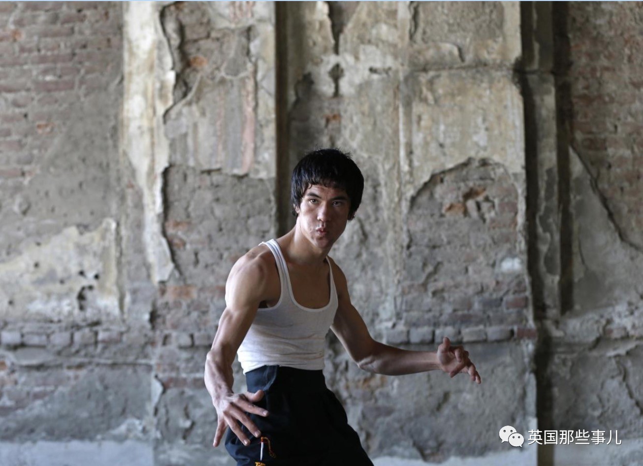 米兰体育网页版-张伟丽与李小龙雕像合影，致敬功夫传奇