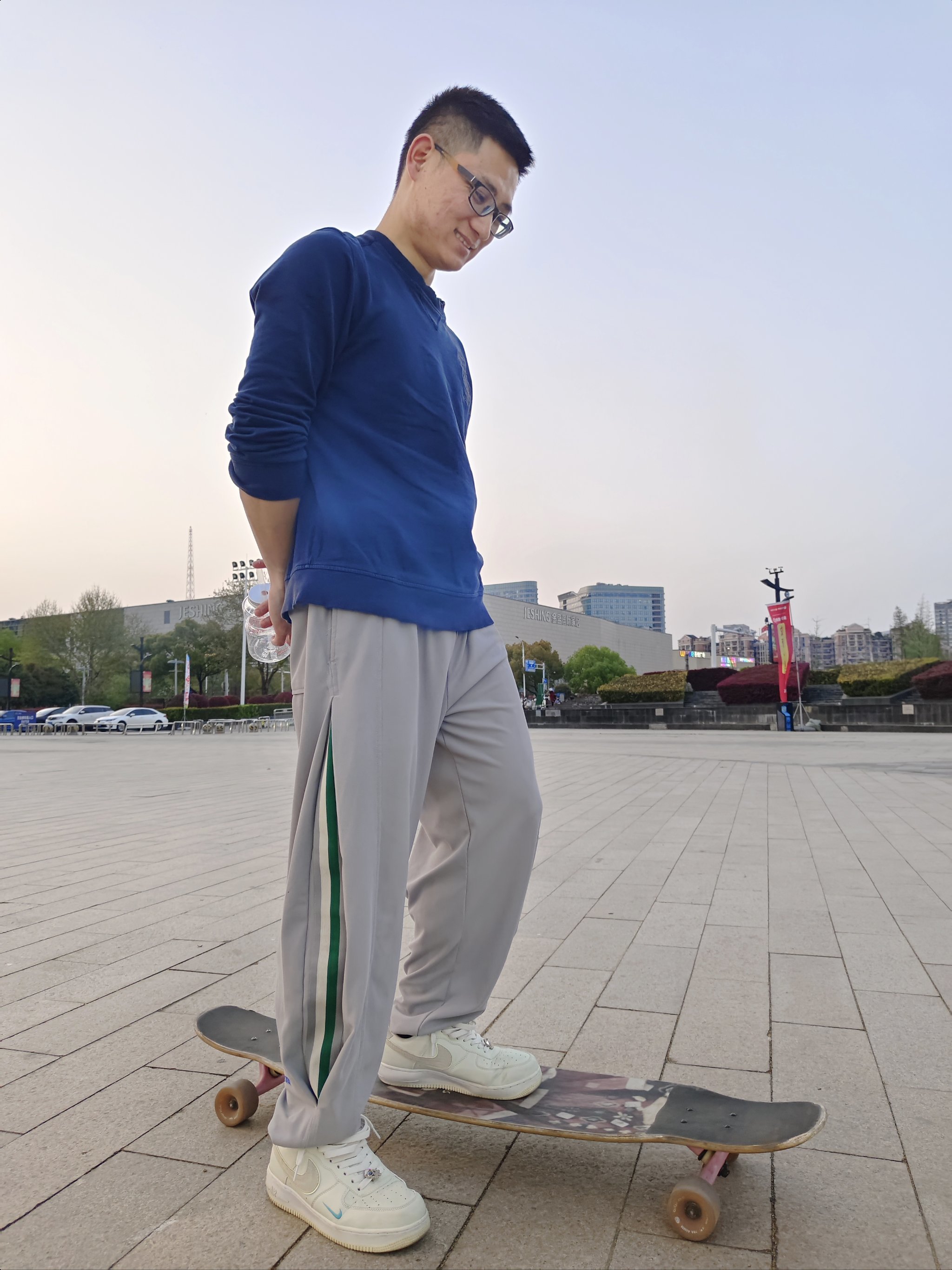 “极速滑板赛：年轻选手如何驾驭飞速与激情！”