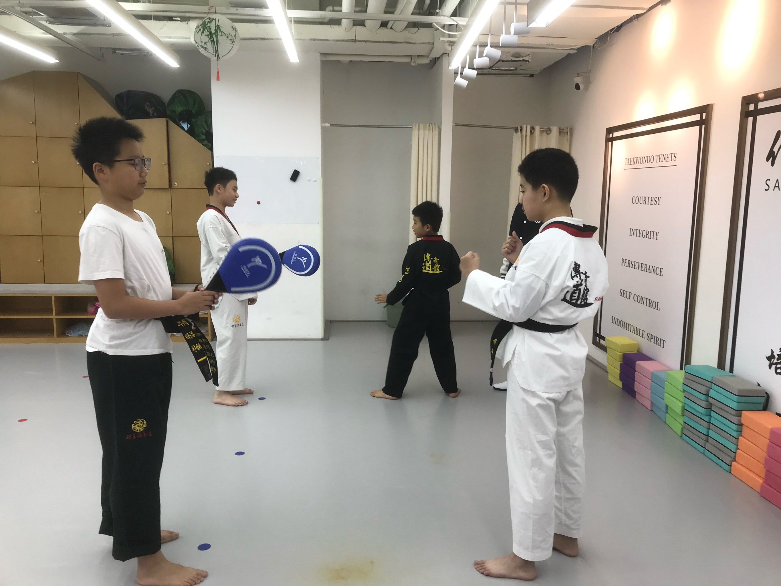 “青少年跆拳道比赛：技巧与精神的双重考验！”