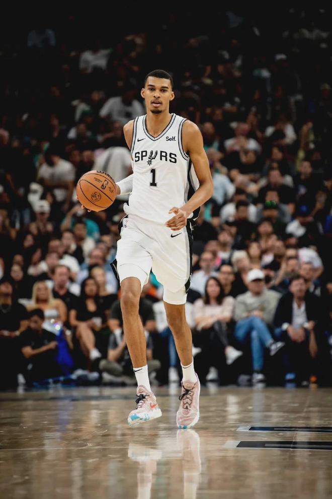 文班亚马首秀惊艳，马刺未来可期